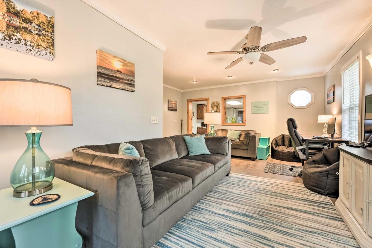 Lake Retreat - Ski, Ice Fish, and Snowmobile! - Housity