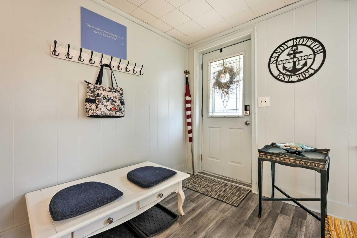 Lake Retreat - Ski, Ice Fish, and Snowmobile! - Housity