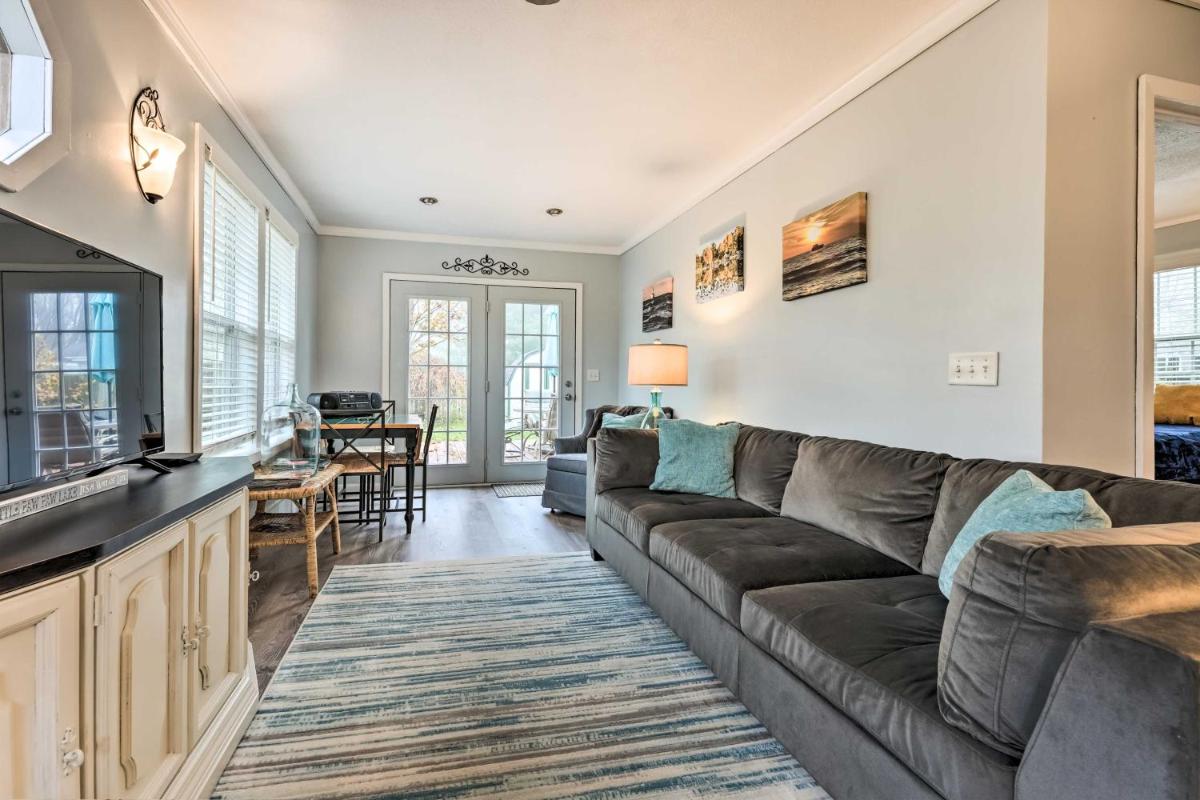 Lake Retreat - Ski, Ice Fish, and Snowmobile! - Housity