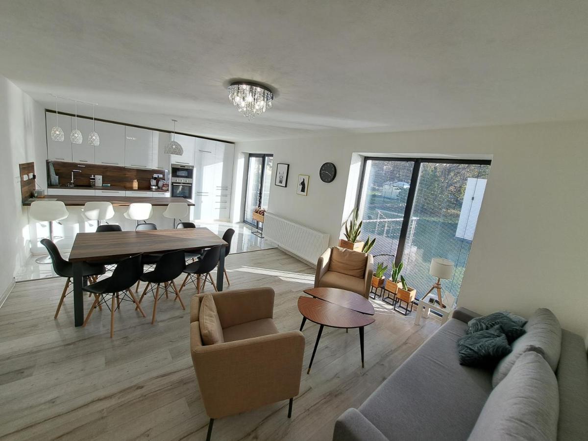 Veselá Lama Apartmány Janovice - Housity