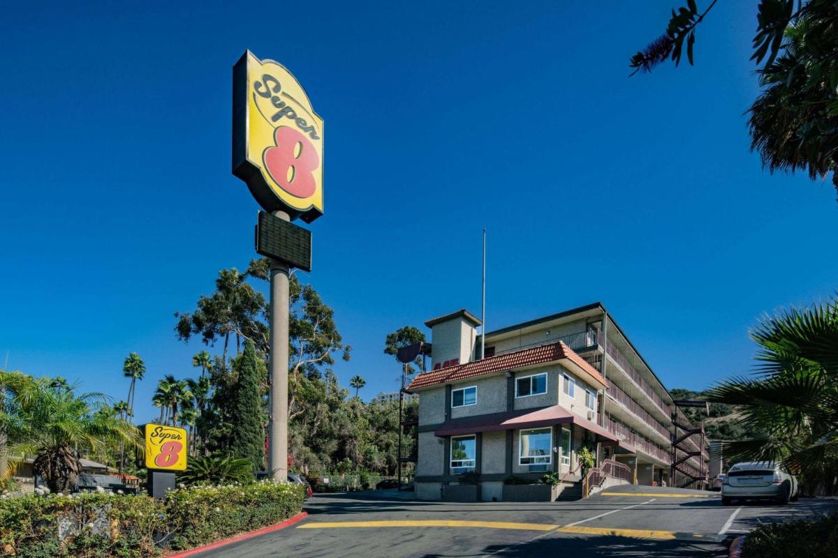 Super 8 by Wyndham San Diego Hotel Circle - Housity