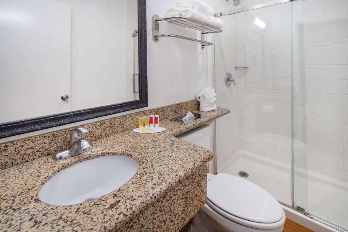 Super 8 by Wyndham San Diego Hotel Circle - Housity