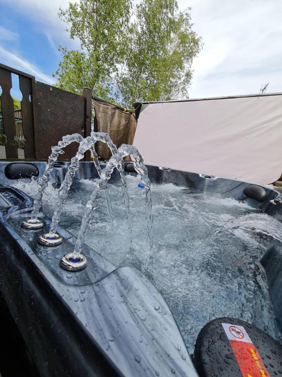 4 Bed Luxury Lodge with Hot tub near Lake District - Housity