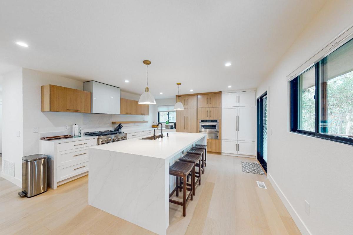 Pebble Beach Abundant Oasis - Housity