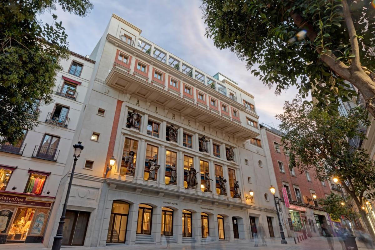 Un gran edificio blanco en una calle de la ciudad. en UMusic Hotel Madrid, en Madrid