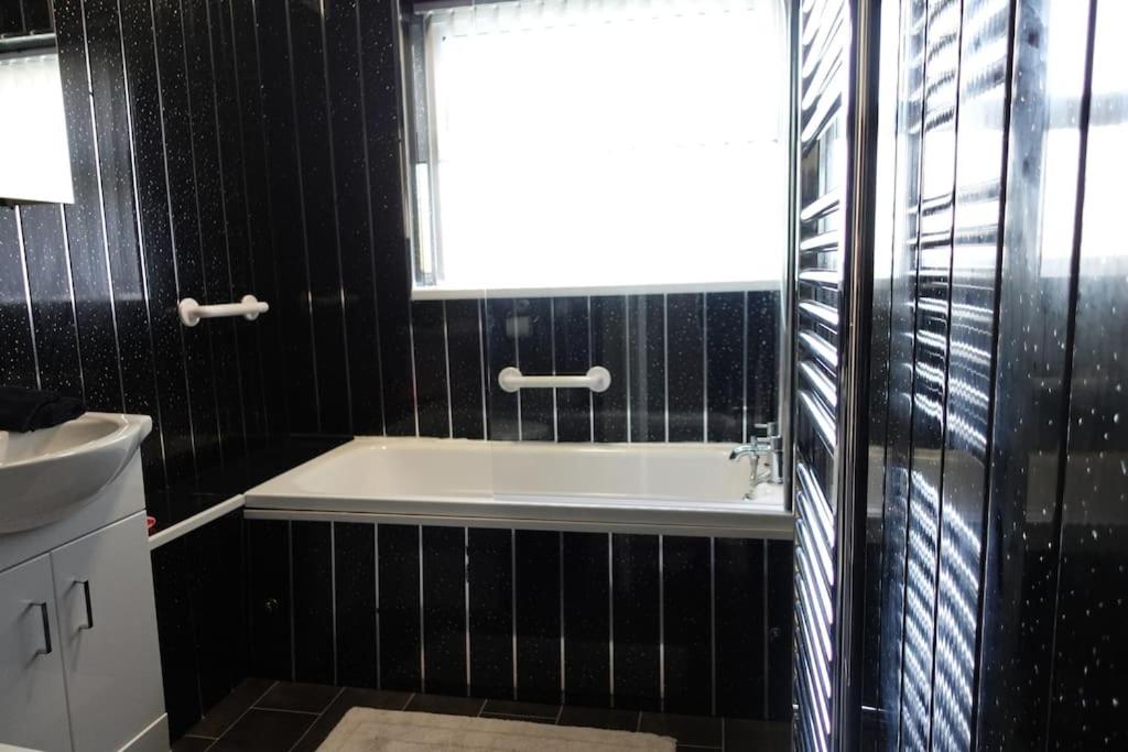 Stylish 3 Bedroom House Near NEC, City Centre - Hizvo