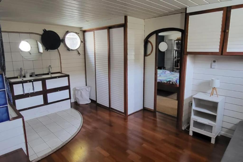 Appartement dans Péniche atypique et idyllique à Confluence - Housity
