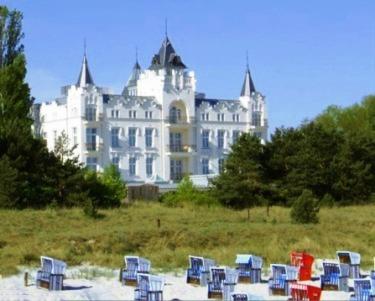 Ein Haufen Stühle vor einem großen Gebäude in der Unterkunft Usedom Palace in Zinnowitz