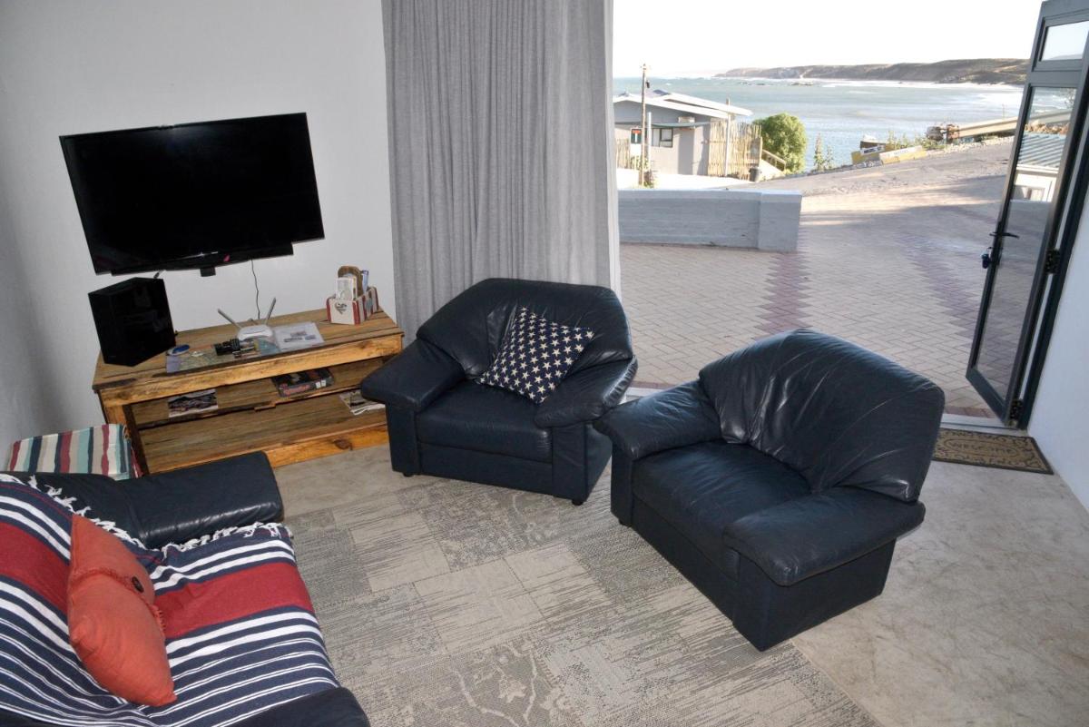 Apt on Beach front, Modern 2BR Solar, 50m to beach - Housity