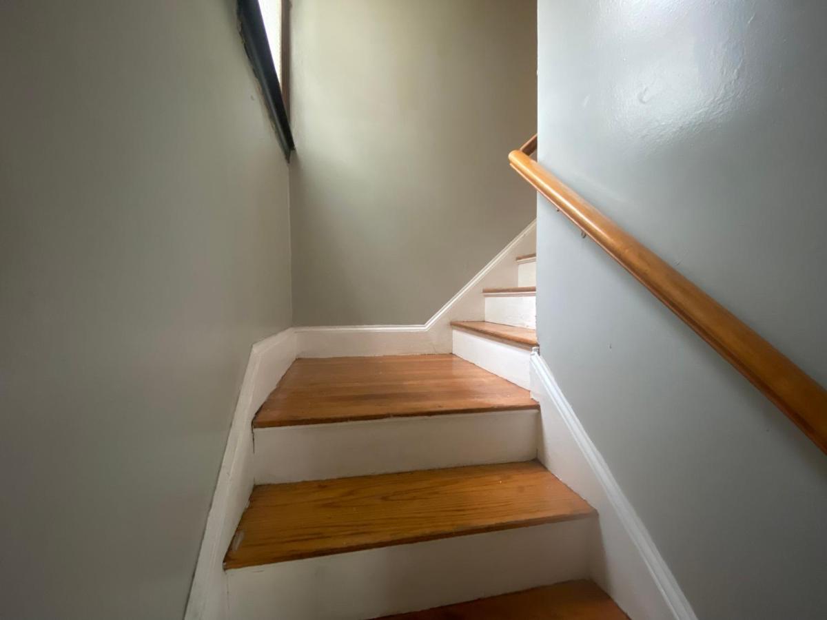 Peaceful 6-bedroom Home in a Quiet & Convenient Area - Housity