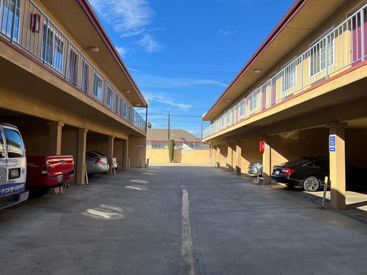 Deluxe Inn LA - Housity