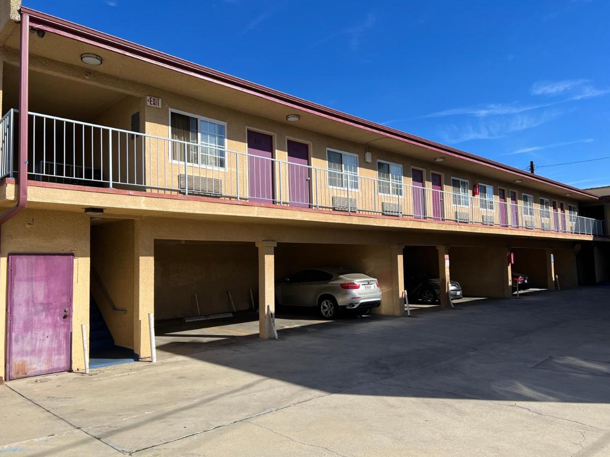 Deluxe Inn LA - Housity