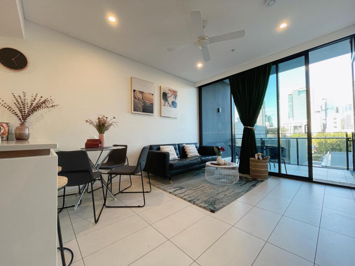 Lovely 2 Beds Apt with City View at South Brisbane - Housity