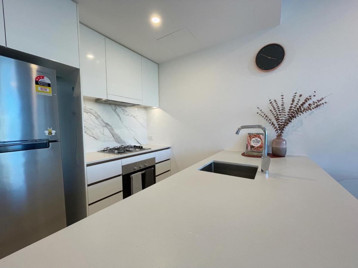 Lovely 2 Beds Apt with City View at South Brisbane - Housity