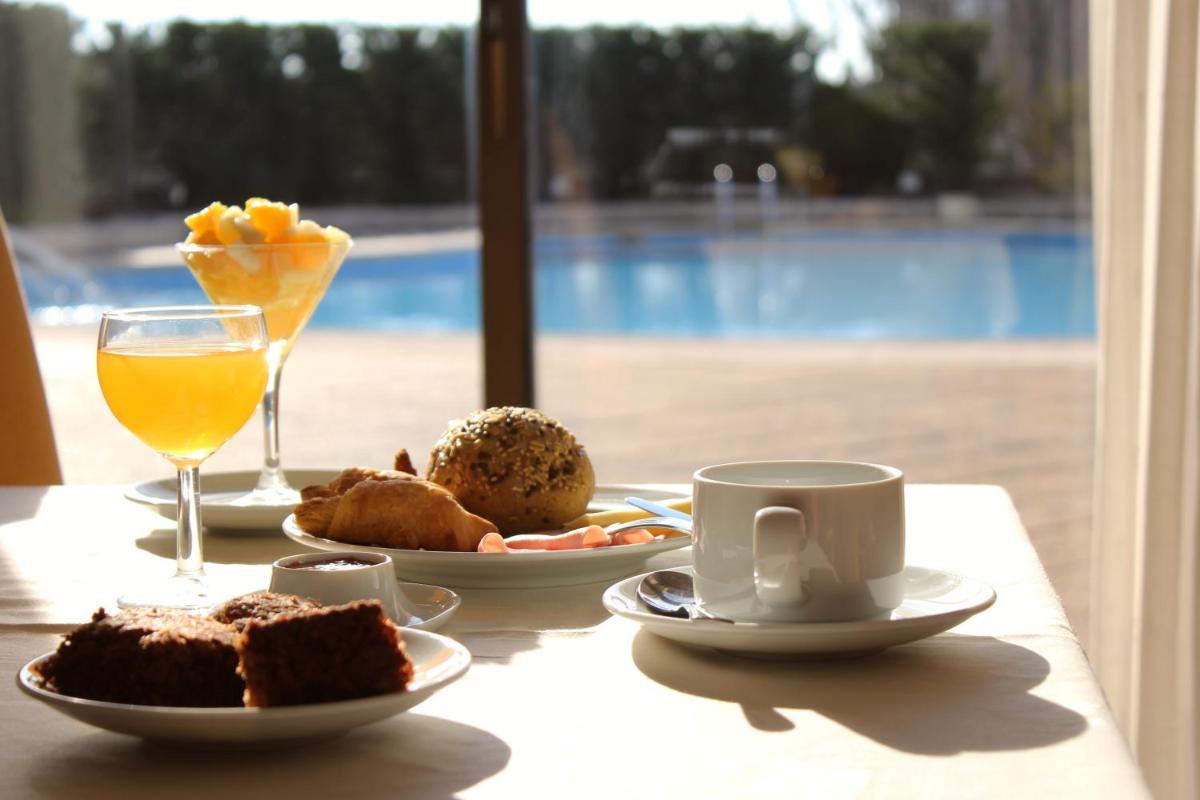 Hotel Meia Lua - Housity