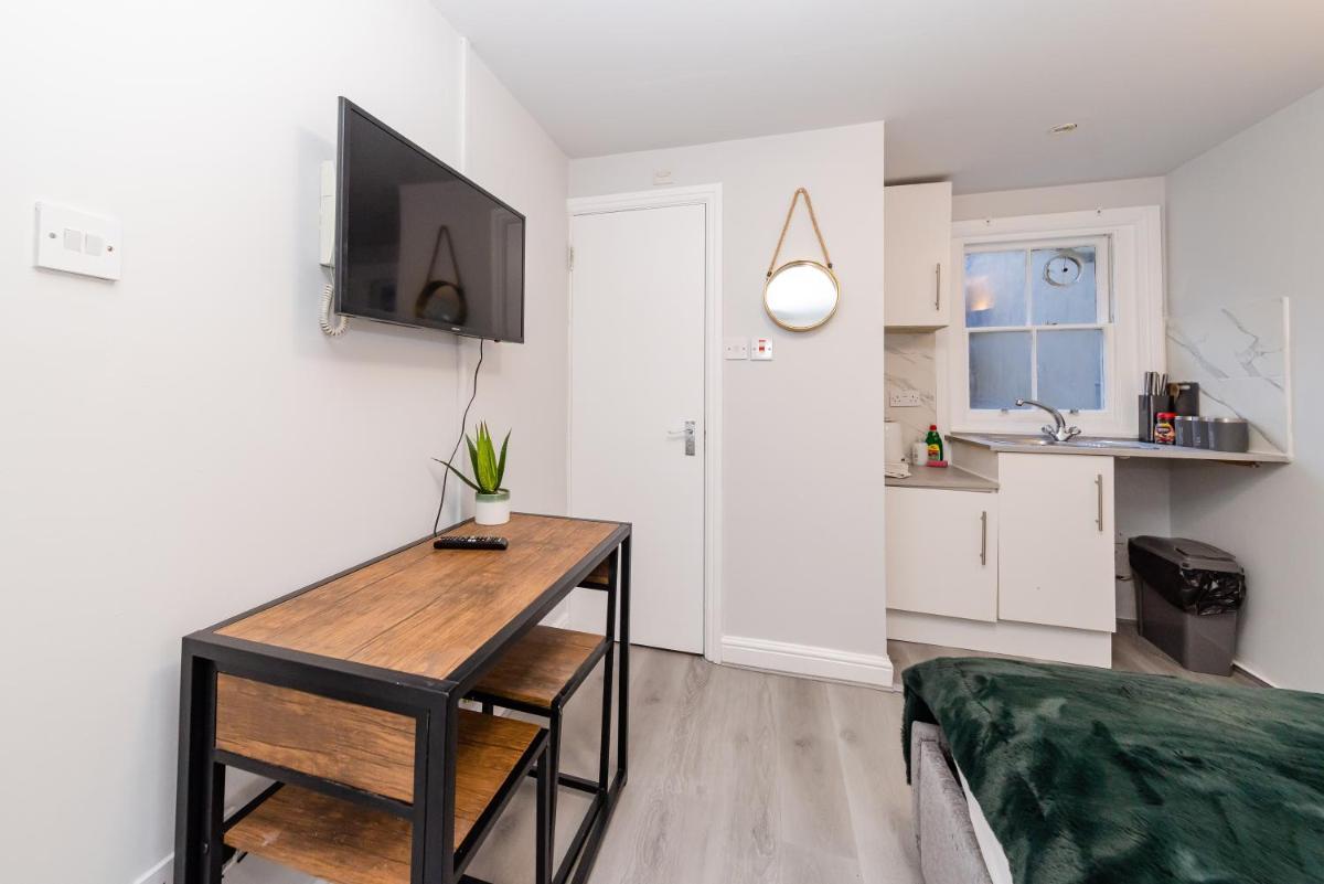 FLASH SALE Brighton City Centre Seafront Studio BN164MID08 - Housity