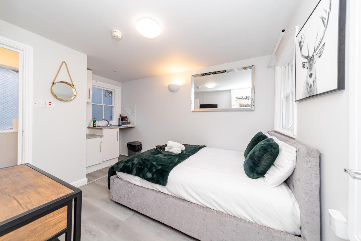 FLASH SALE Brighton City Centre Seafront Studio BN164MID08 - Housity