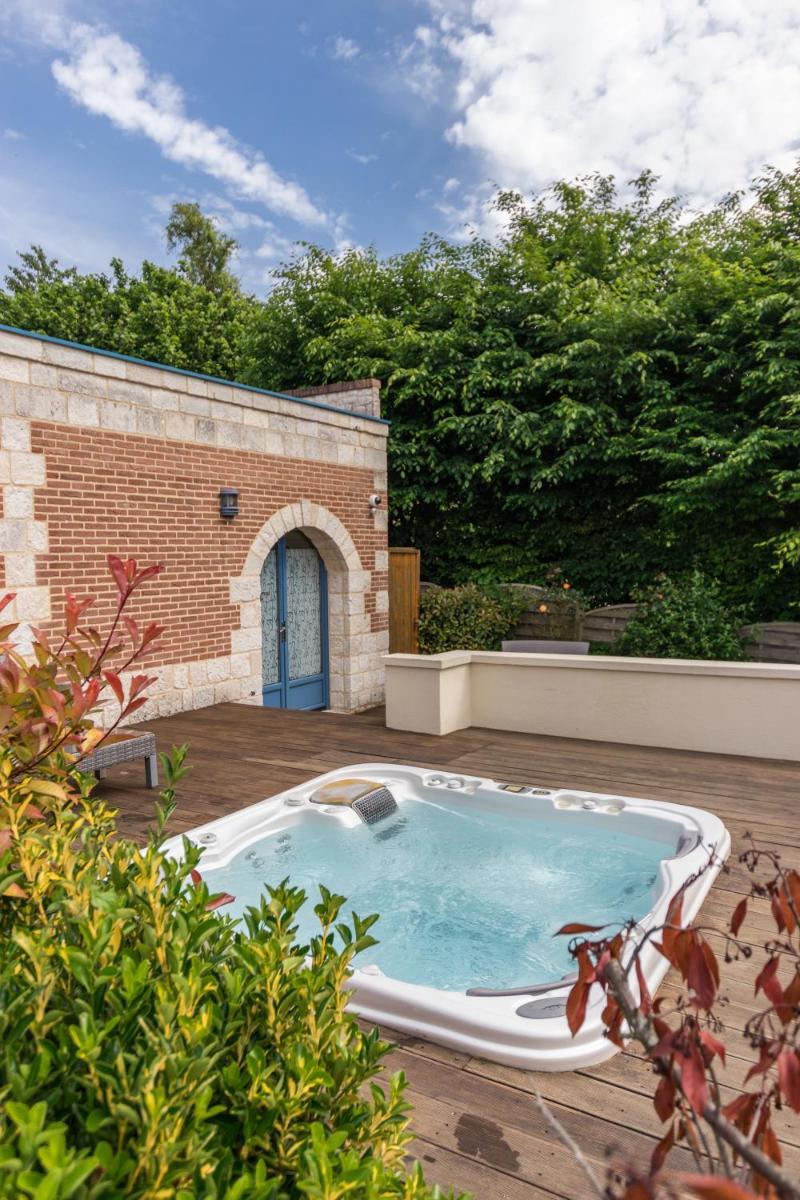 Piscine de l'établissement Demeures & Châteaux Hôtel Domaine le Clos des Fontaines ou située à proximité