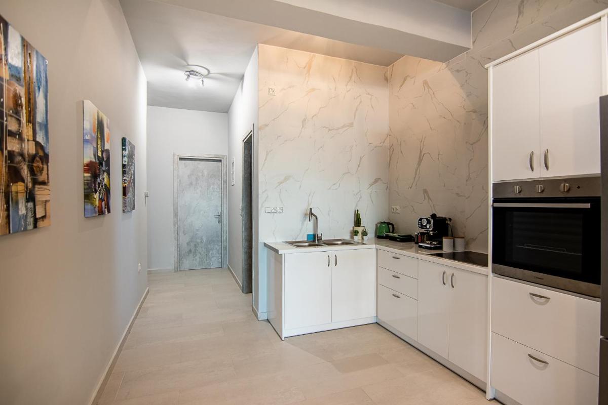 Georgianna's suite with private pool , 'blank suite' - Housity