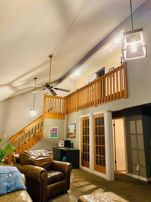 Cozy Canadian Lakes Cottage - Housity