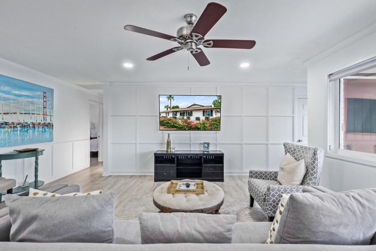 Modern Home with heated pool and guest house - Housity