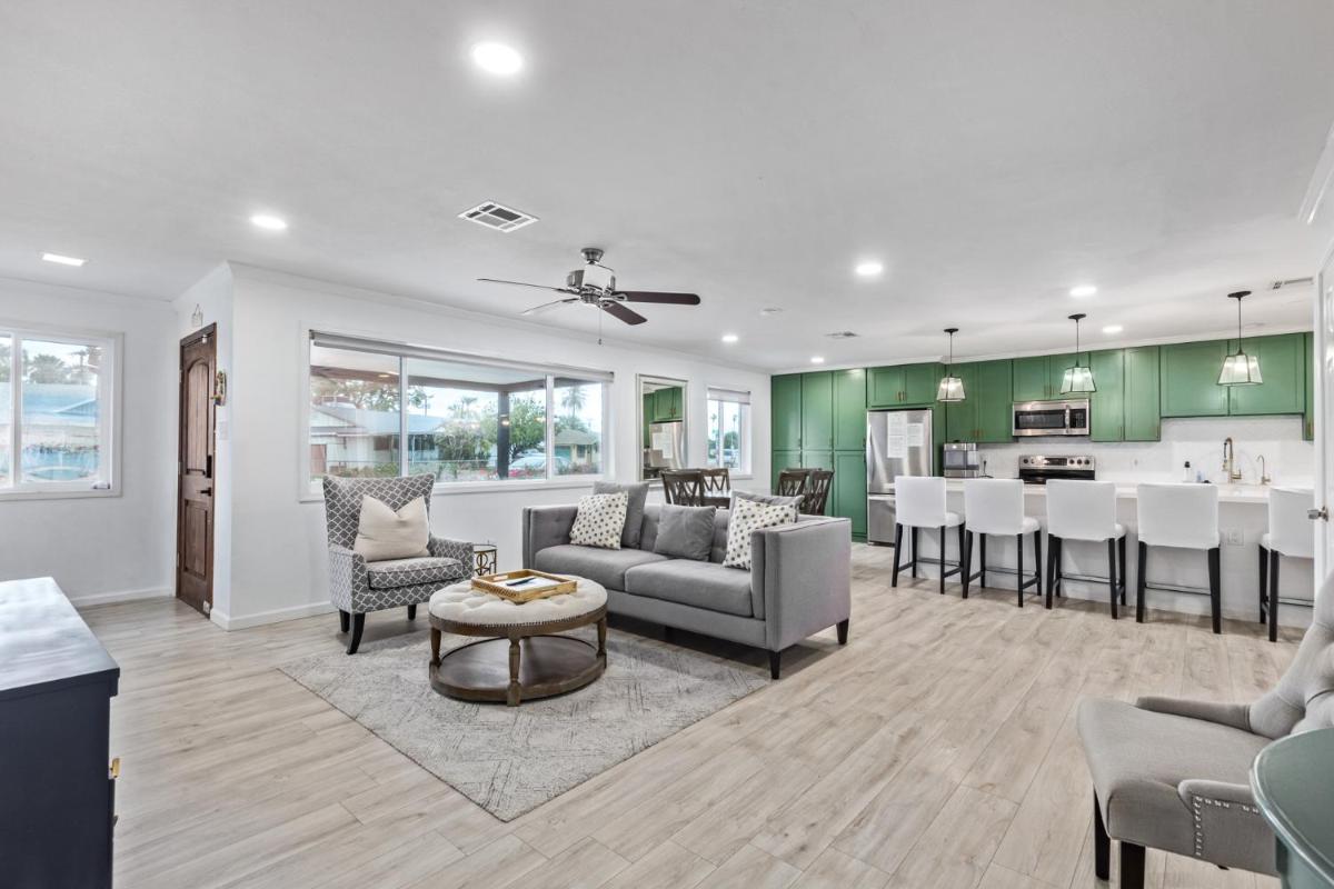 Modern Home with heated pool and guest house - Housity