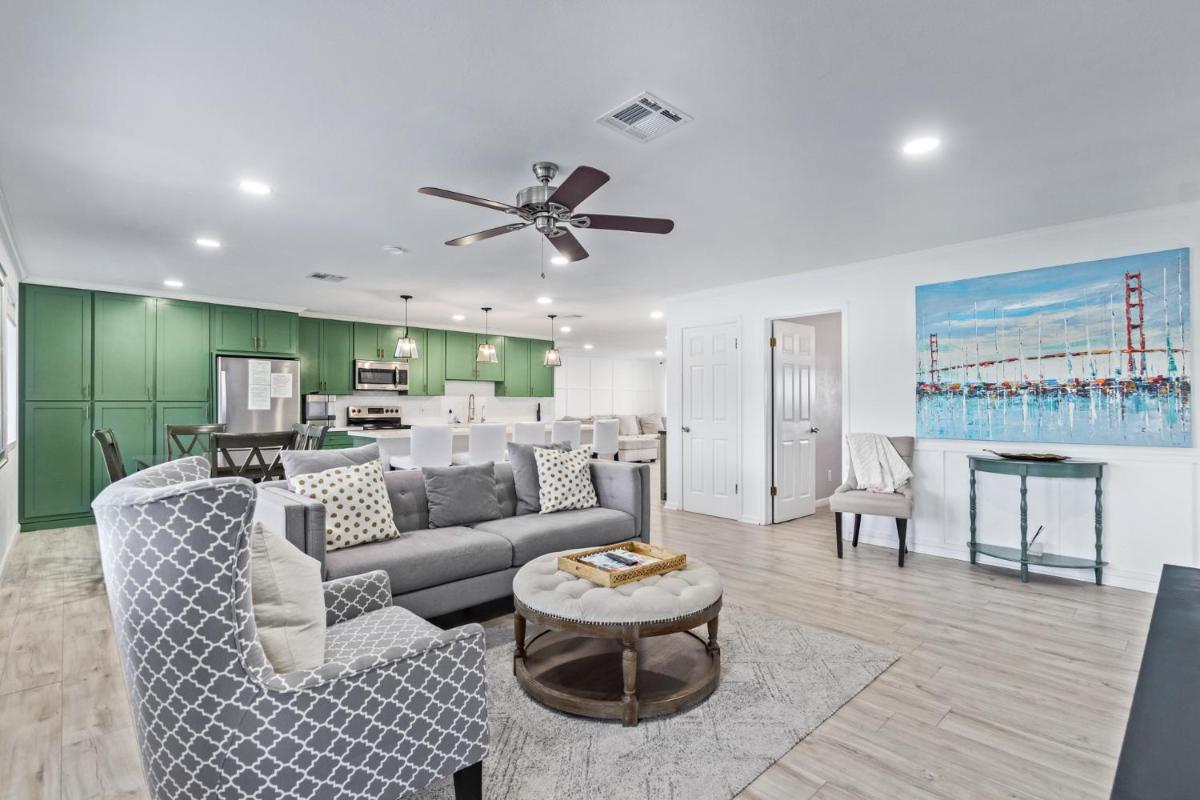 Modern Home with heated pool and guest house - Housity