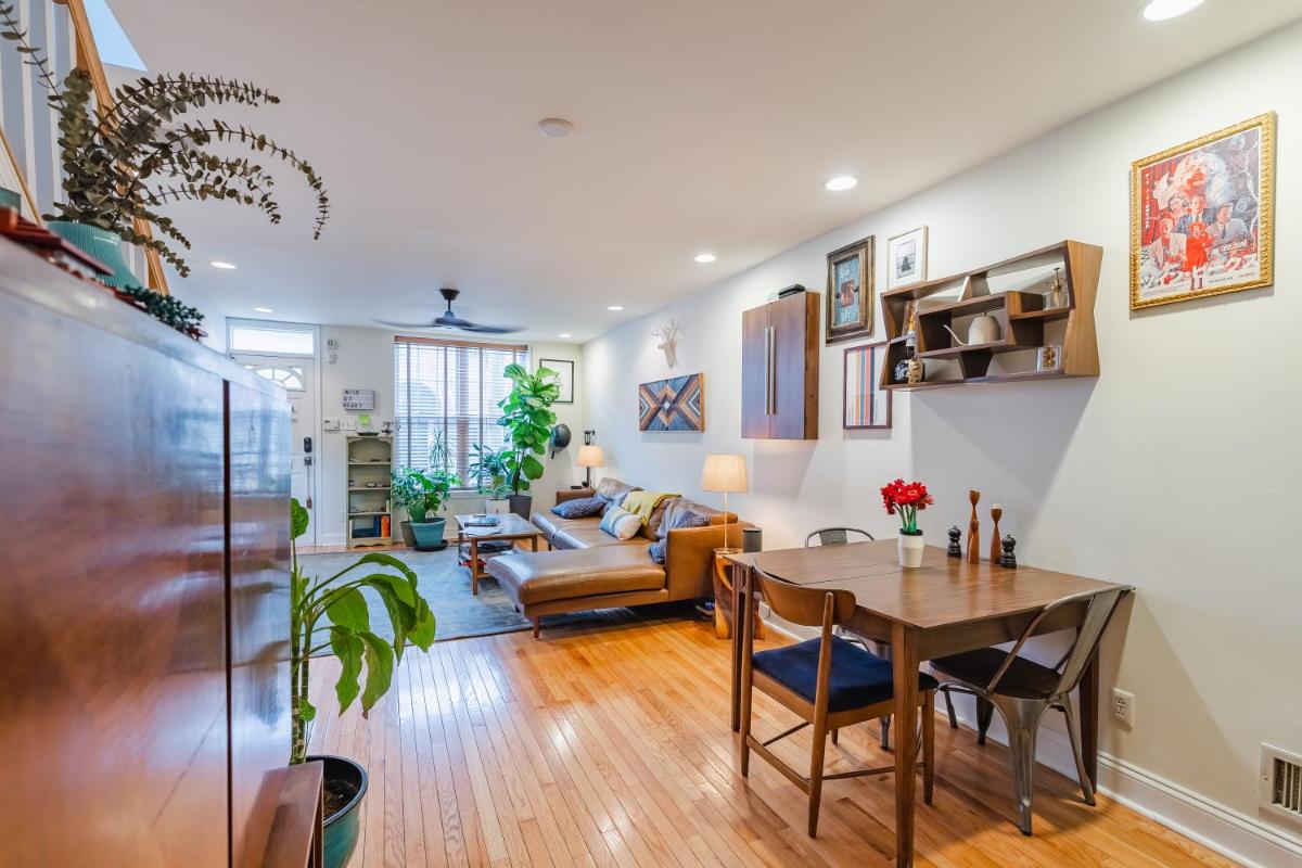Bedroom in thoughtfully decorated East Passyunk home (South Philadelphia) - Housity