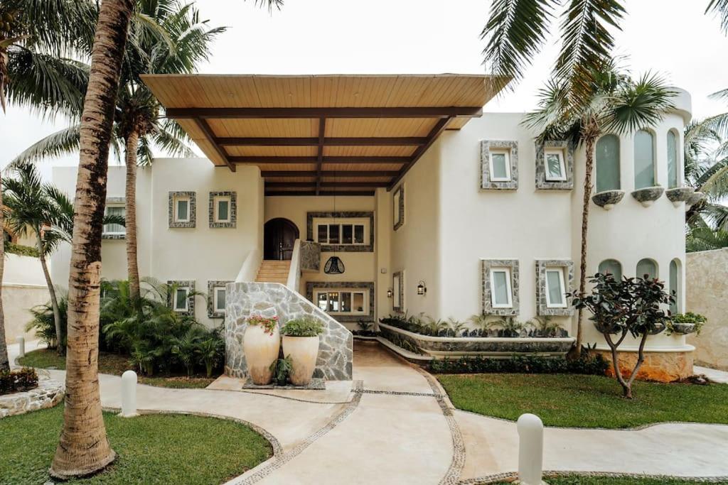 Villa Corona 6 BR Luxury Mansion - Housity