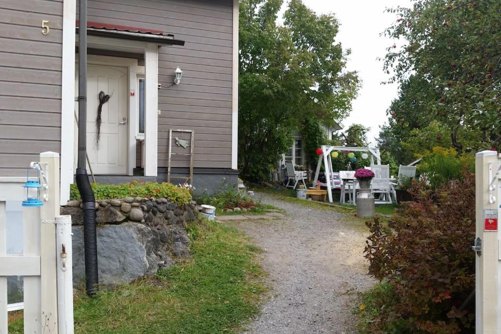 Guesthouse Onnia, kattohuoneisto Siurossa - Housity