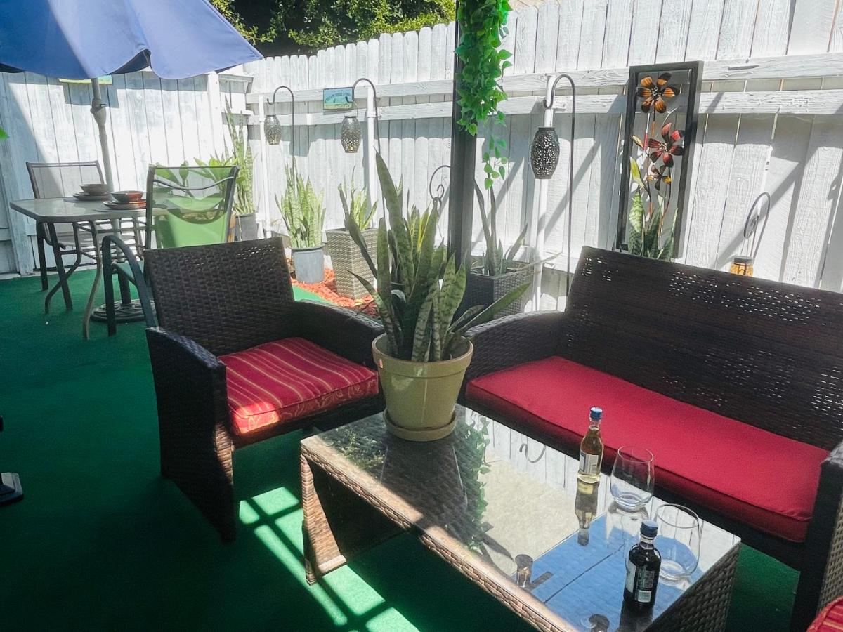 Walk to Dine & Shop, KING BED, Free Parking & Private Patio - Housity
