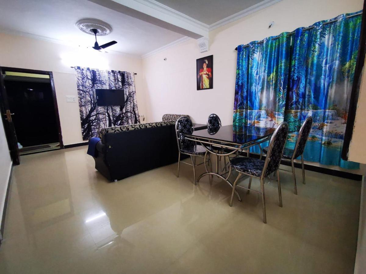 J2 Home Stay - Luxury Homes with Caravan Services - Housity