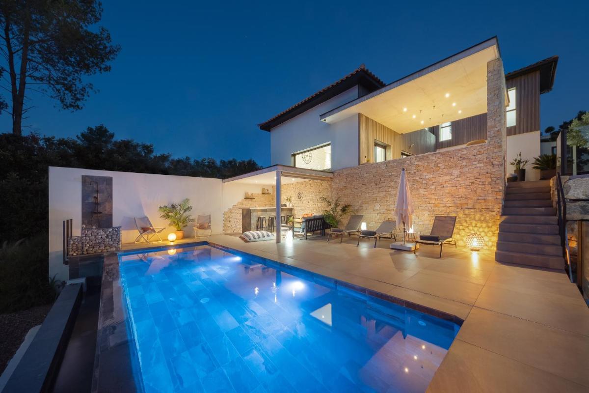 Villa Elegencia - Housity