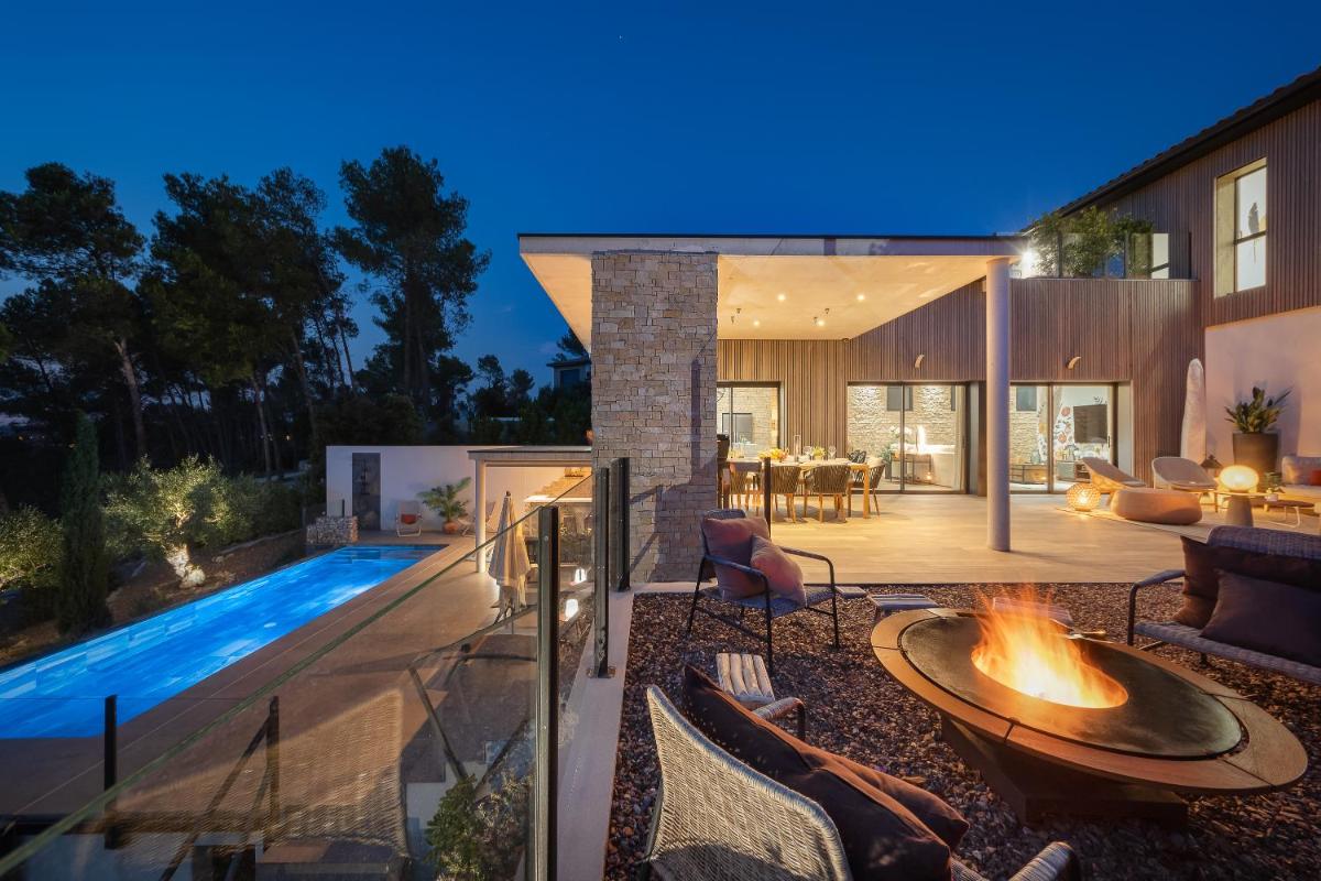 Villa Elegencia - Housity