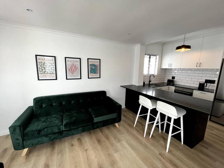 Centrally located modern 2-bedroom home & parking - Housity