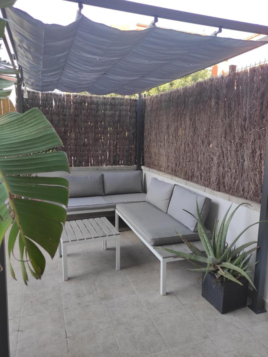Near beaches large private patio, aircon & community pool - Housity