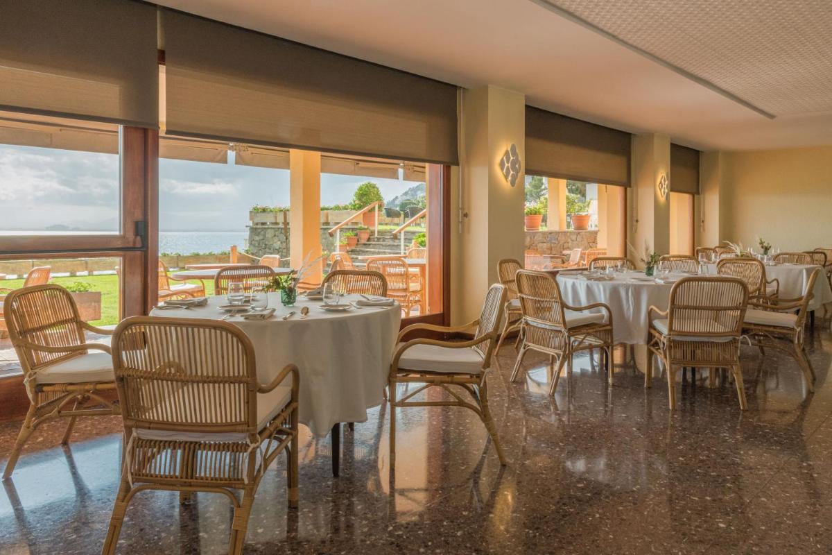 Un restaurante o sitio para comer en Almadraba Park Hotel