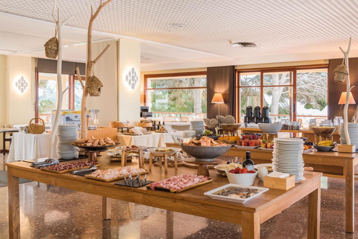 Un buffet de comida en una mesa en un restaurante. en Almadraba Park Hotel, en Roses