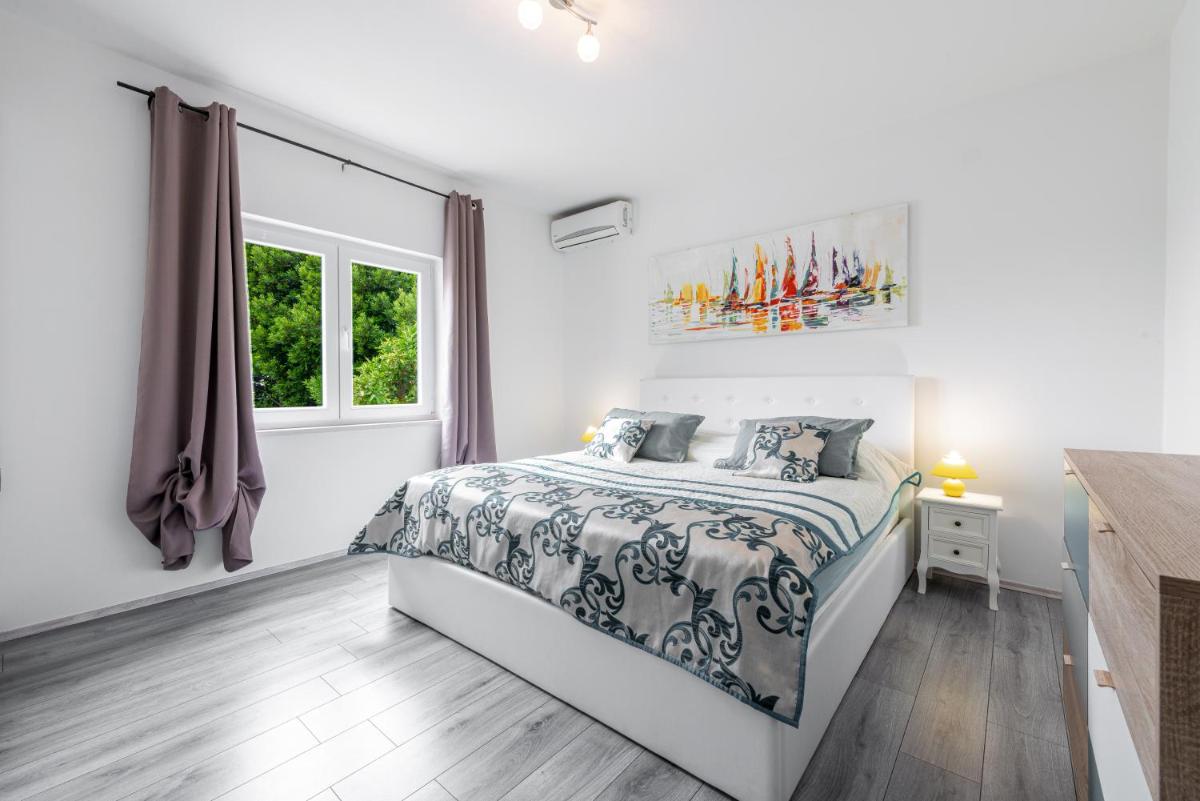 Charming Villa Svagusa with Sea View - Housity