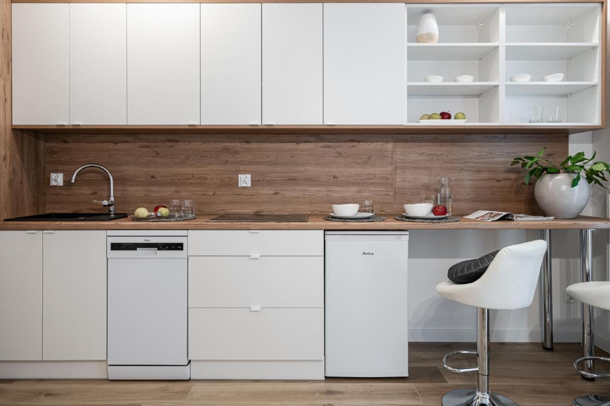 Absyntapart - Bulwar Staromiejski - Housity