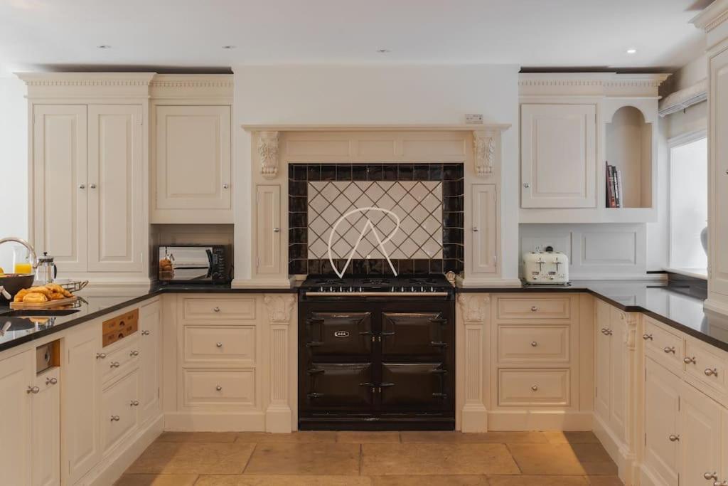 Luxurious 6-Bed Family Home in Bray, Private Pool - Housity