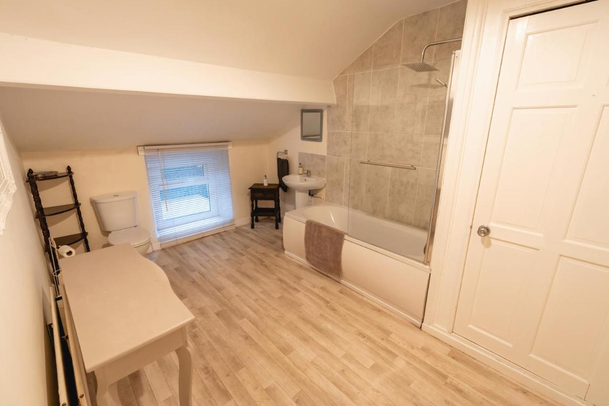 Church Cottage - Housity