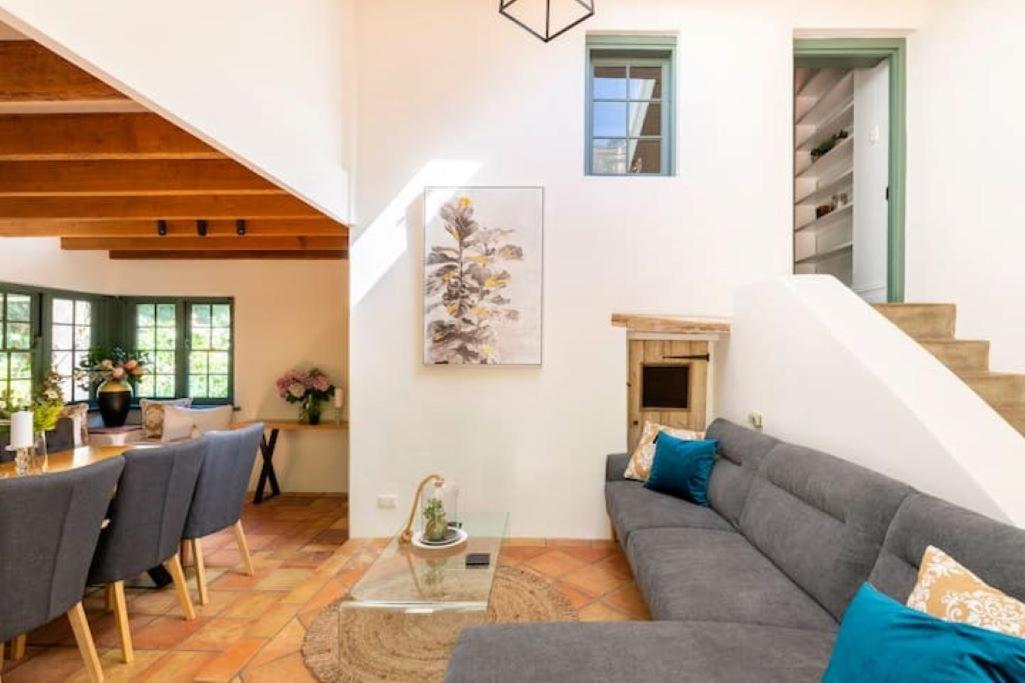 Entire Villa in Adelaide hills set on 2 acres - Housity