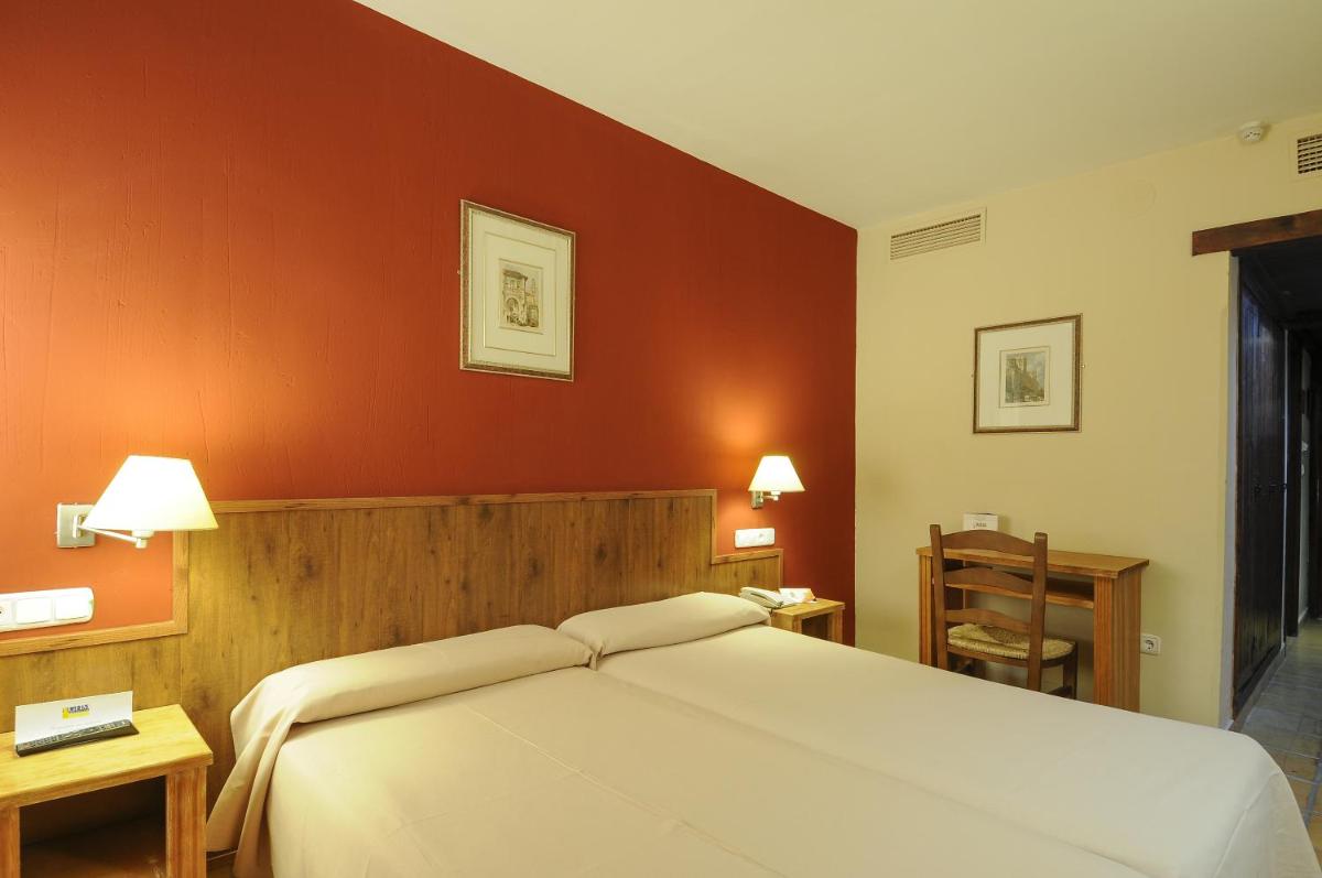 Cama o camas de una habitación en Hotel GHM Monachil