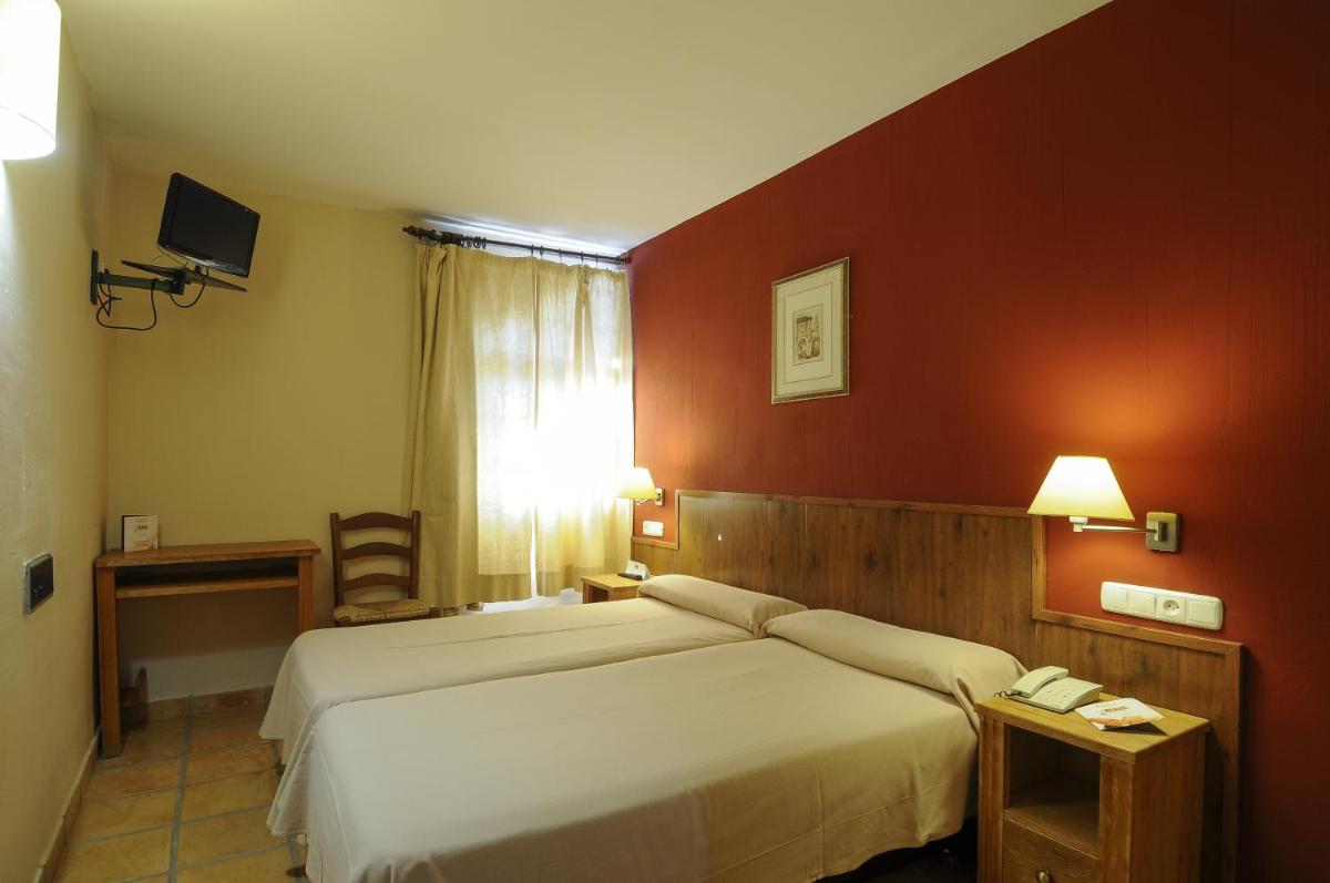 Cama o camas de una habitación en Hotel GHM Monachil