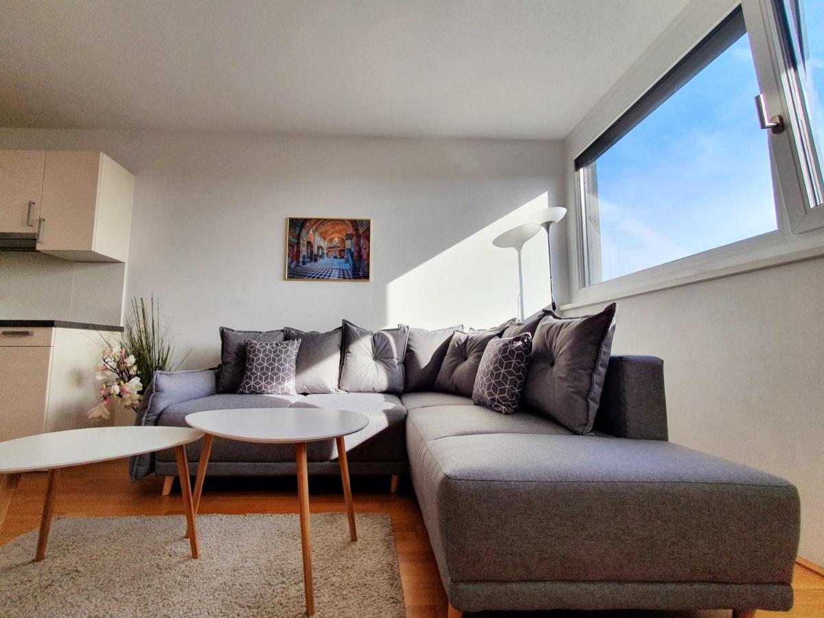 Near Lake Stylish & Fully Furnished Apartment - Housity