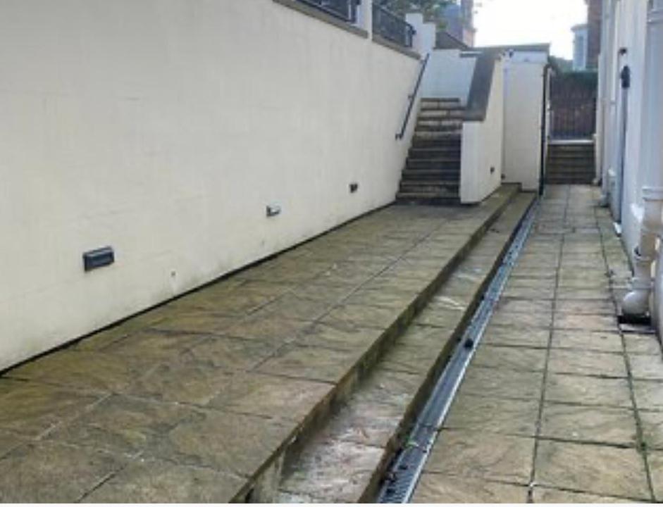 Easby Breakaways - **Modern Apartment 5 mins from South Bay, Scarborough** - Housity