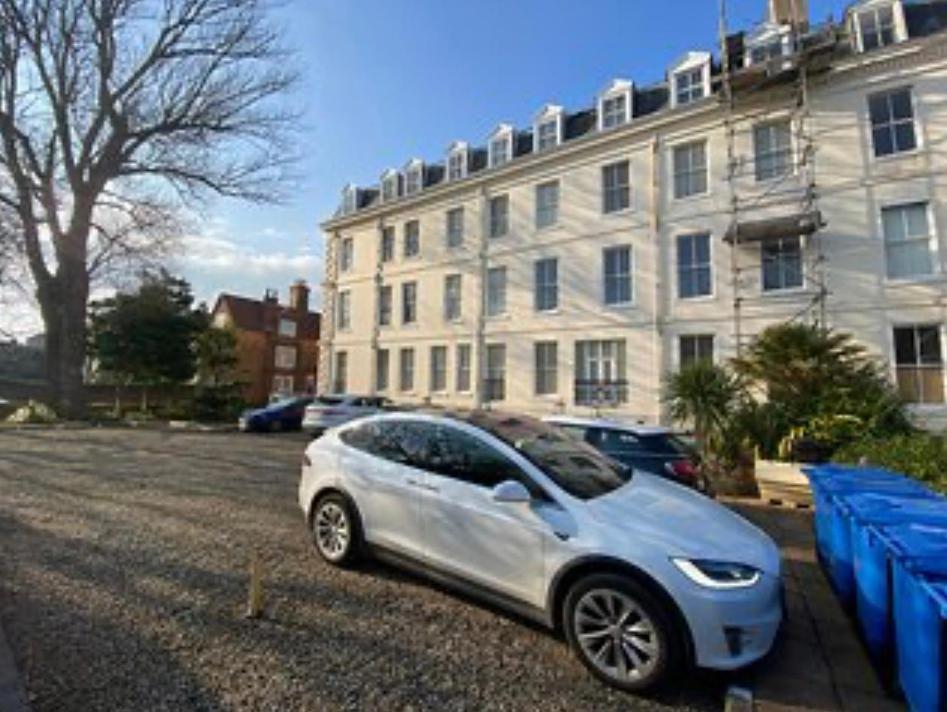 Easby Breakaways - **Modern Apartment 5 mins from South Bay, Scarborough** - Housity