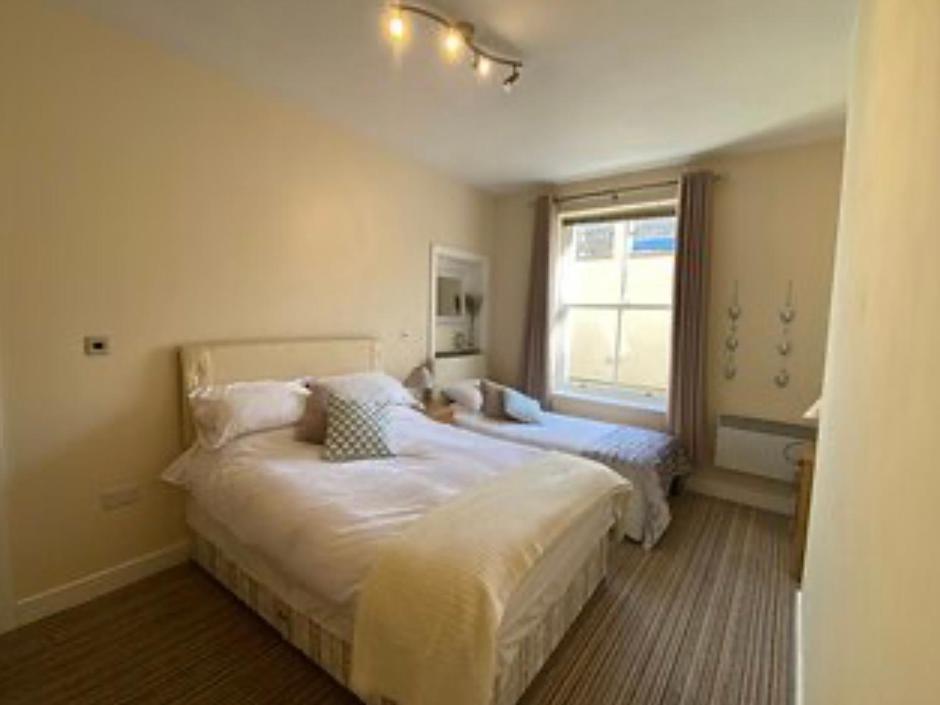 Easby Breakaways - **Modern Apartment 5 mins from South Bay, Scarborough** - Housity
