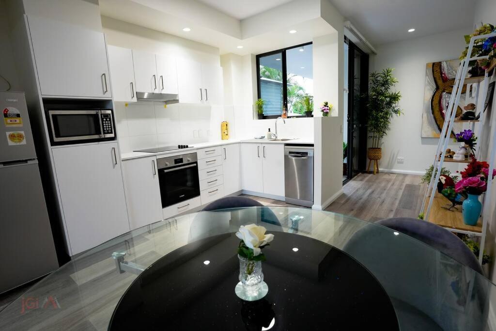 Lovely 3 BR Condo - 2 Parks - 6min to CBD - Housity